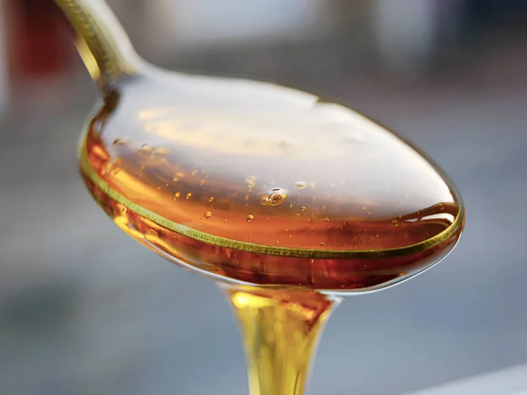 Eating honey health benefits (1)